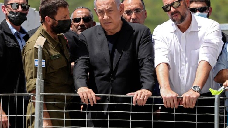 Il Premier israeliano Netanyahu sul luogo del disastro