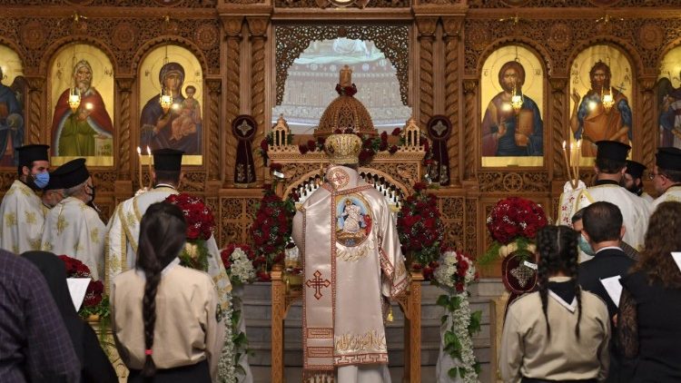 Patriarca greco-ortodoxo de Antioquia e de todo o Oriente, Yohanna X Yazigi, preside celebração da Sexta-feira da Paixão na Igreja de Santo Elias, em Aleppo