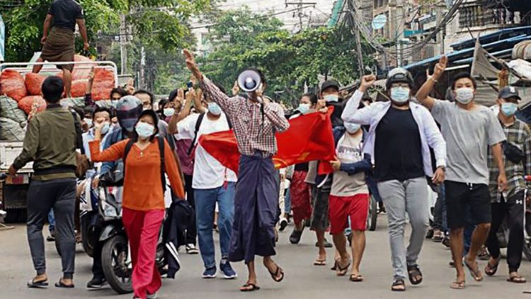 Manifestazione pro-democrazia a Mandalay