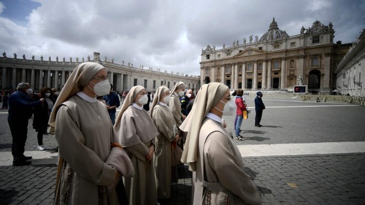 Ordensfrauen auf dem Petersplatz