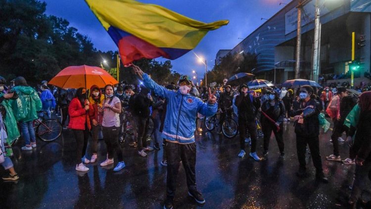 Proteste nelle strade della Colombia contro la riforma fiscale