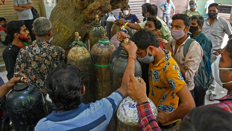புது டில்லியில் ஆக்சிஜன் கலன்களை நிரப்புவதற்காக காத்திருப்போர்