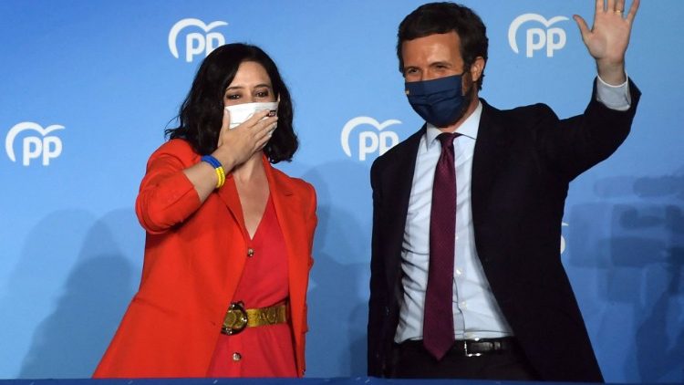 Isabel Díaz Ayuso, présidente de la région de Madrid, et Pablo Casado, président du Parti populaire espagnol, le soir de la victoire dans la capitale, le 4 mai 2021. 