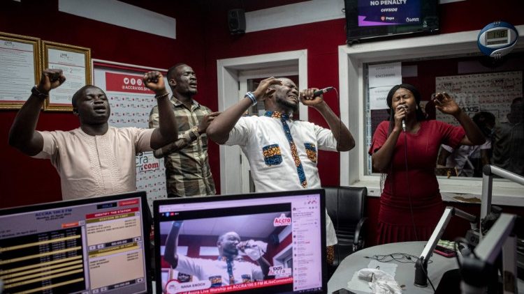 Pfingskirchen-Aktion in einem Radio in Ghana