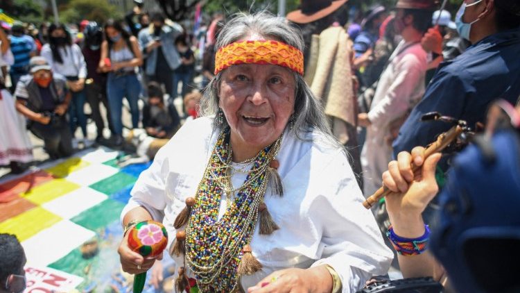 Eine indigene Frau nimmt an einem Protest gegen die Regierung in Bogota teil
