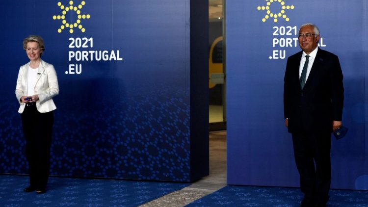 Ursula Von der Leyen, présidente de la Commission européenne, et Antonio Costa, Premier ministre du Portugal, à Porto le 7 mai 2021. 