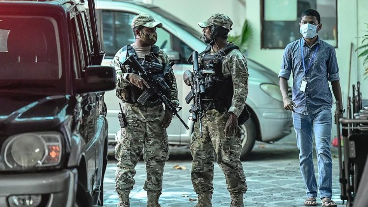 Personnel des forces de défense national des Maldives à Male le 9 mai 2021, après la tentative d'assassinat de l'ancien président de l'archipel, le 6 mai. 