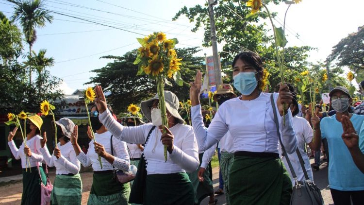 Archivbild aus dem April: Demonstration gegen die Militärjunta mit Sonnenblumen