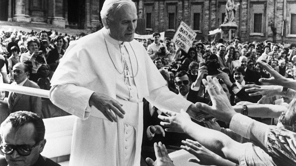 Jonas Paulius II akimirką prieš pasikėsinimą į jį 1981 m. gegužės 13 d.
