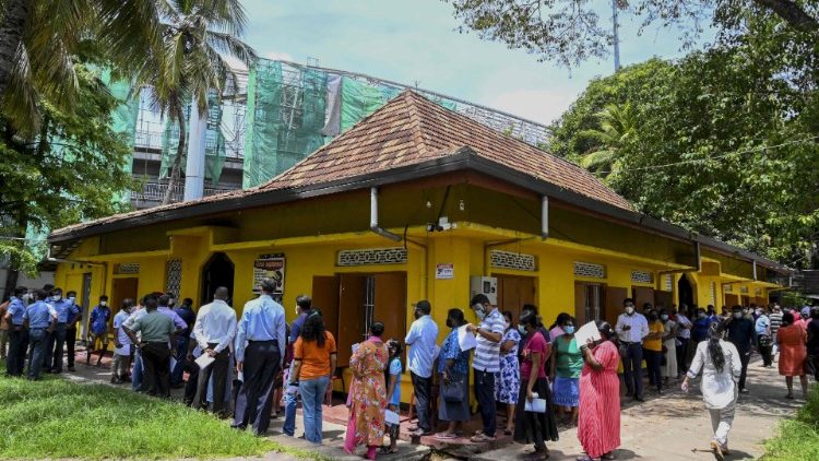 Schlangestehen in Colombo - für eine Dosis des chinesischen Impfstoffs Sinopharm