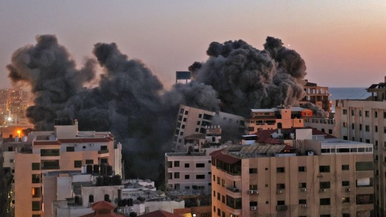 Effondrement d'immeubles après des frappes israéliennes sur Gaza, le 11 mai 2021