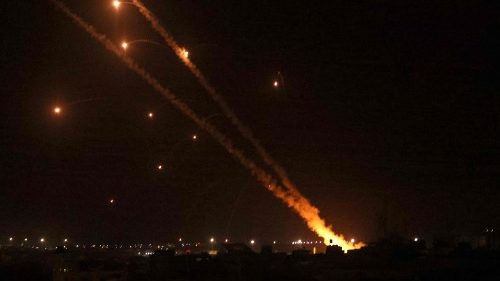 Pfarrer von Gaza: „Während wir sprechen, schlagen die Raketen ein“