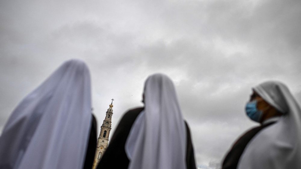 Religiosas participam da Peregrina??o Aniversria em Ftima