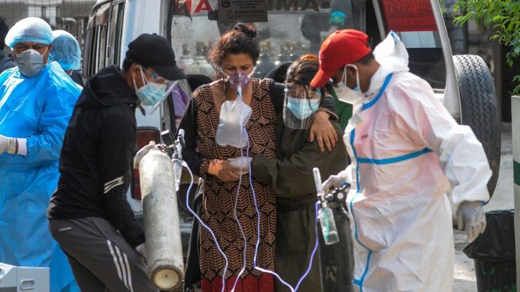 Behandlung einer Corona-Infizierten in Kathmandu