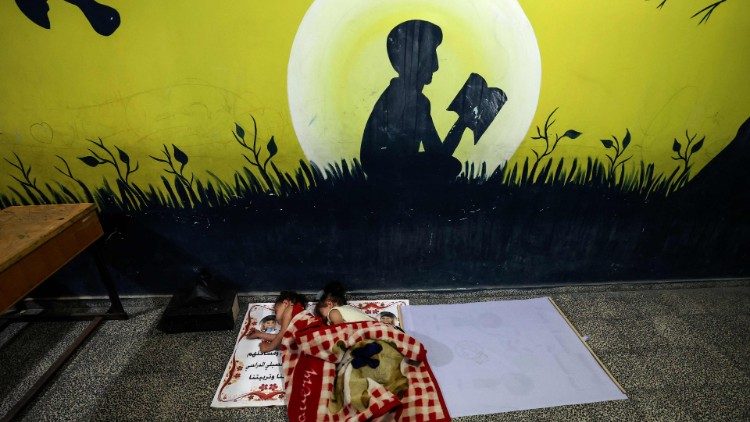 Crianças palestinas dormem em escola da ONU em Gaza