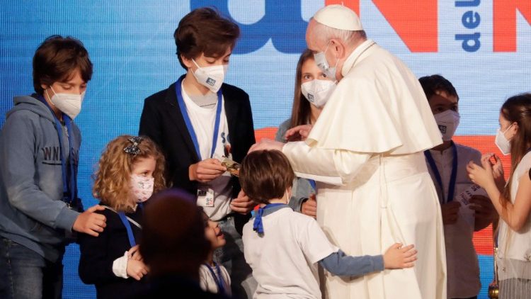 Il Papa accarezza e benedice i bambini che lo hanno affiancato sul palco degli Stati Generali