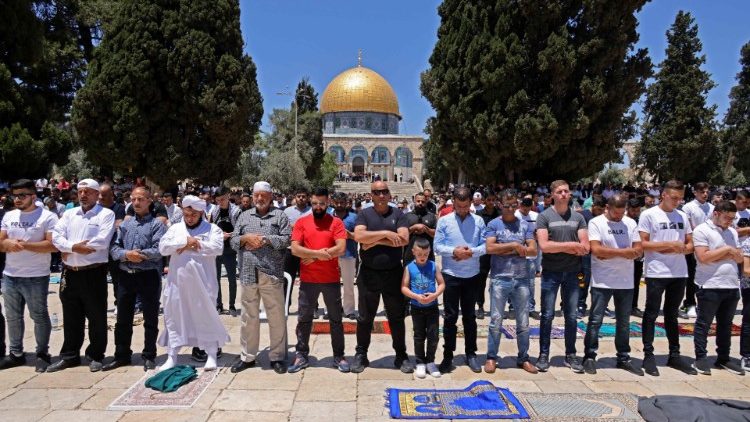 Muçulmanos rezam diante da mesquita de al-Aqsa em Jerusalém