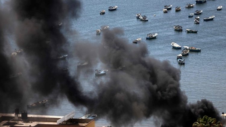 Rauchwolken nach einem israelischen Luftangriff auf den Hafen von Gaza