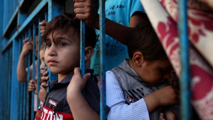 Bimbi palestinesi sfollati nella Striscia di Gaza