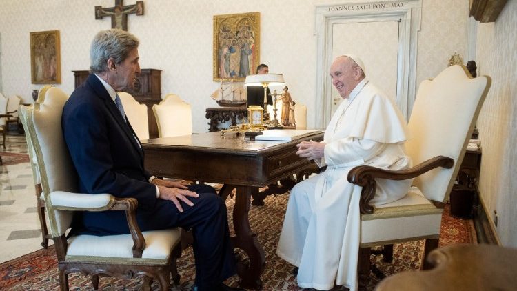 John Kerry com o Papa Francisco no sábado, 15 de maio