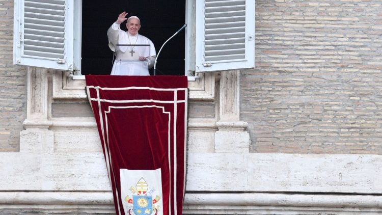 Papa Franjo tijekom molitve Kraljice neba na Trgu svetoga Petra