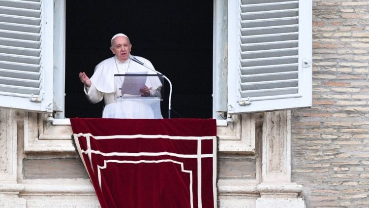 Папата Фрањо за време на молитвата Царице небесна