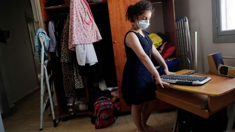 La alumna libanesa Pamela, de 11 años, muestra un teclado, lo único que queda de un ordenador de sobremesa destruido en la explosión del puerto del pasado agosto en la casa de su familia en el suburbio oriental de Beirut, Burj Hammoud, el 26 de abril de 2021.