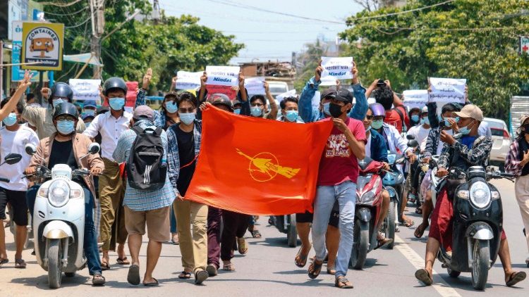 Liên hiệp sinh viên Myanmar biểu tình chống đảo chính quân sự ở Myanmar