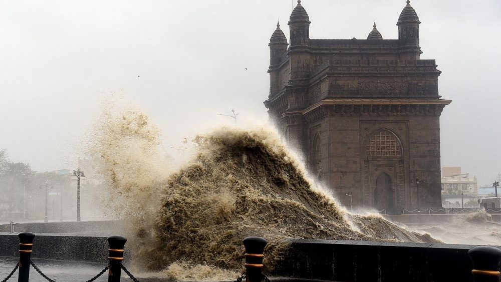 Ondas atingem o ciclone Tauktae no Portal da Índia em Mumbai em 17 de maio de 2021. (Foto de Sujit Jaiswal / AFP)