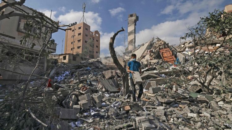 Разрушени сгради в Газа след израелски въздушен удар. 18.05.2021