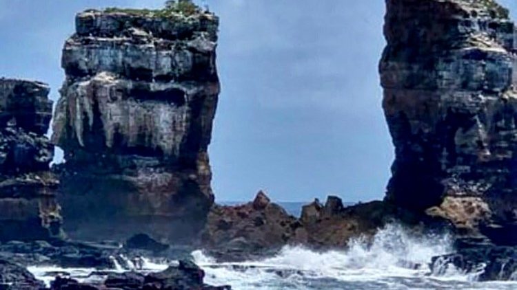 "L'arche de Darwin", aux Galapagos, partiellement effondrée en raison de l'érosion, le 17 mai 2021.