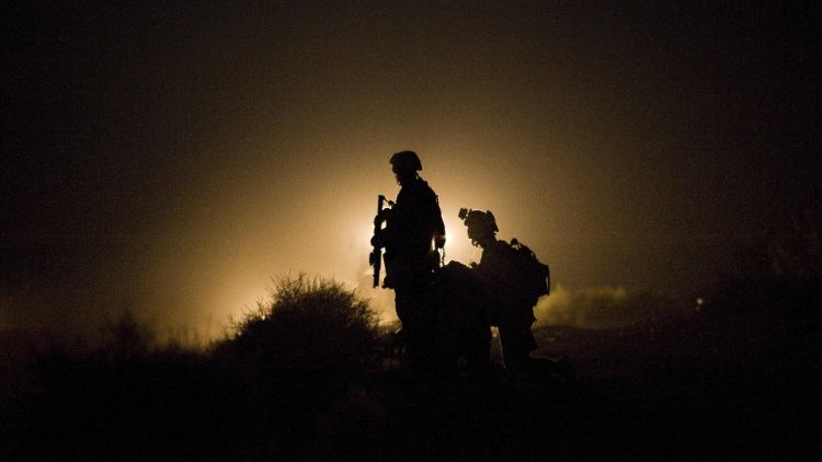 Nesta foto de arquivo, fuzileiros navais dos EUA do 1º Batalhão de Engenharia de Combate da 2ª Brigada Expedicionária de Fuzileiros Navais ficam de guarda enquanto a busca continua por fuzileiros navais desaparecidos após uma explosão de dispositivo explosivo improvisado (IED) no distrito de Garmsir, na província de Helmand em 13 de julho de 2009.