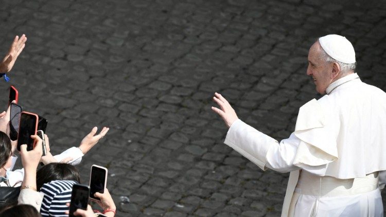 Auf Abstand, aber nicht immer: Der Papst bei der Generalaudienz