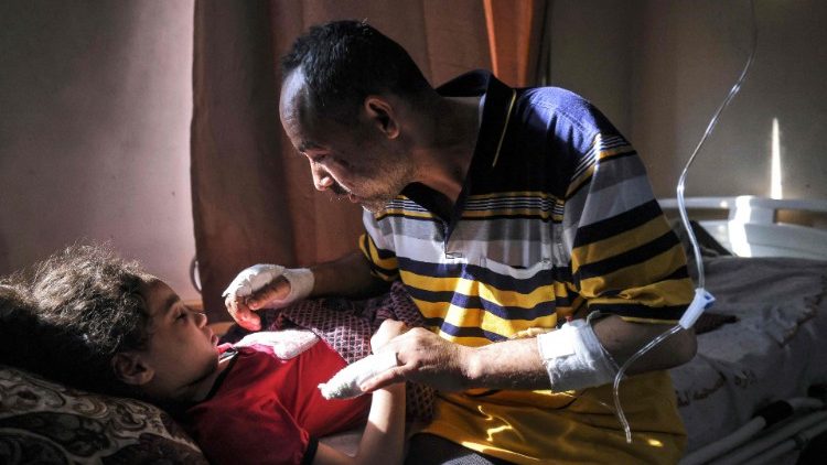 Ett palestinskt barn vårdas på sjukhus i Gaza 