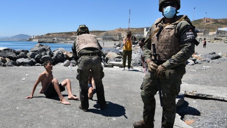 Minderjährige Migranten, die schwimmend an der spanischen Enklave Ceuta angelangt sind, werden durch Beamten versorgt