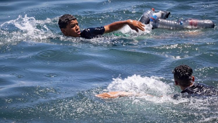 Migranten schwimmen am Mittwoch von Marokko nach Ceuta