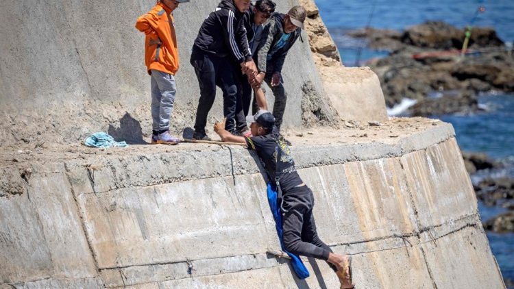 Migrantes menores de edad escalan malecón en frontera entre Marruegos y en enclave de Ceuta, España