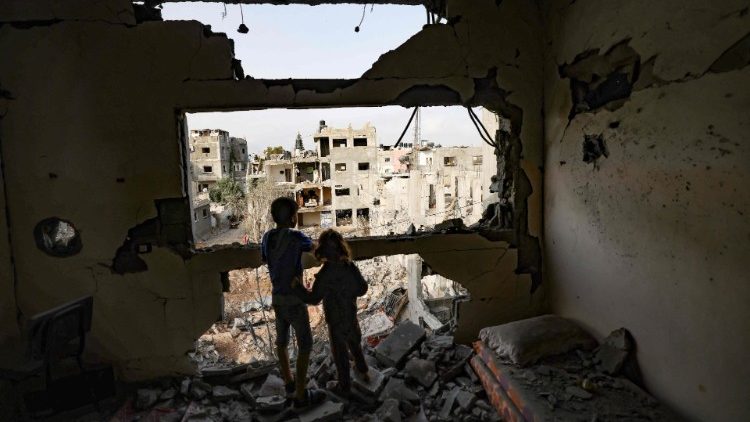  Após um cessar-fogo intermediado pelo Egito entre Israel e o Hamas, crianças palestinas olham os danos causados em sua casa e redondezas pelos bombardeios israelenses na Cidade de Gaza. 