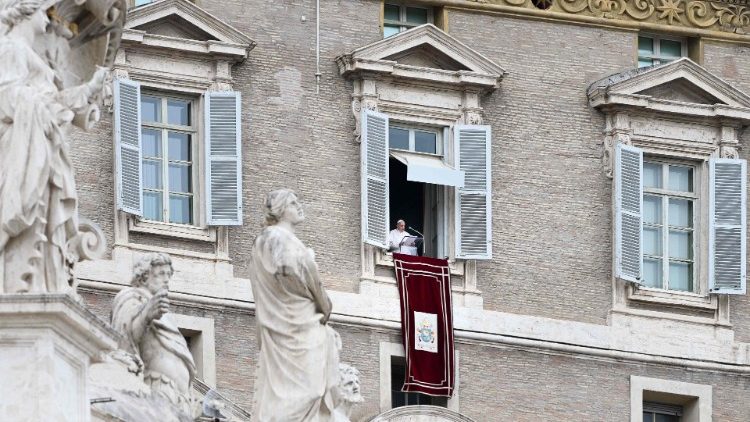 Papa Francisco asomado a la ventana del Palacio Apostólico Vaticano