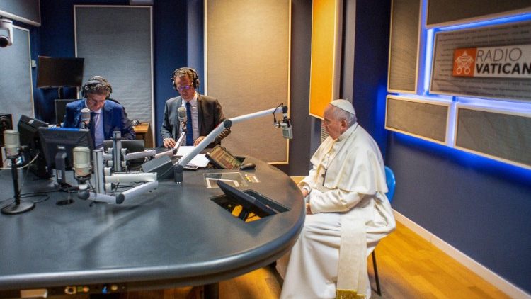वाटिकन रेडियो में  साक्षात्कार करते  संत पापा फ्रांसिस