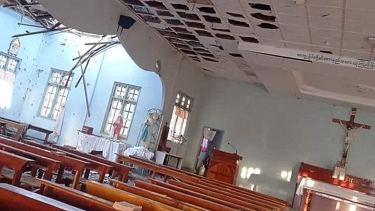 Kostel v Loikaw ve státě Kayah po útoku, při kterém zahynuly čtyři lidé