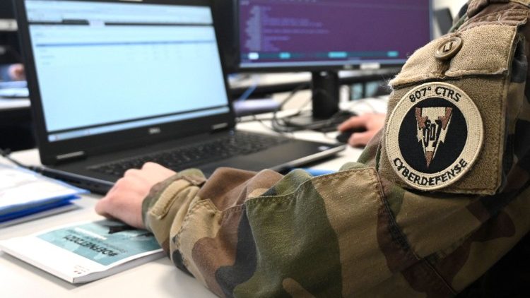 Soldat français d'un service de lutte contre les cyberattaques