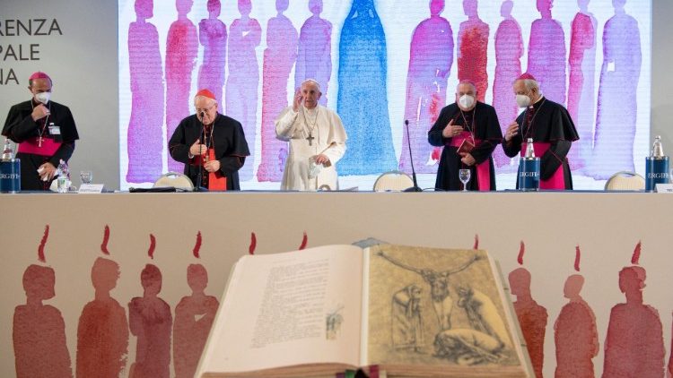 El Papa con los obispos de la Conferencia Episcopal Italiana en mayo de 2021