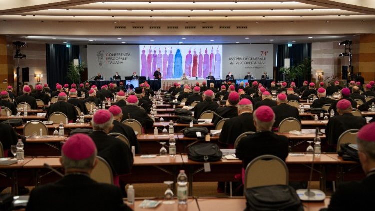I vescovi italiani all'ultima riunione della Cei