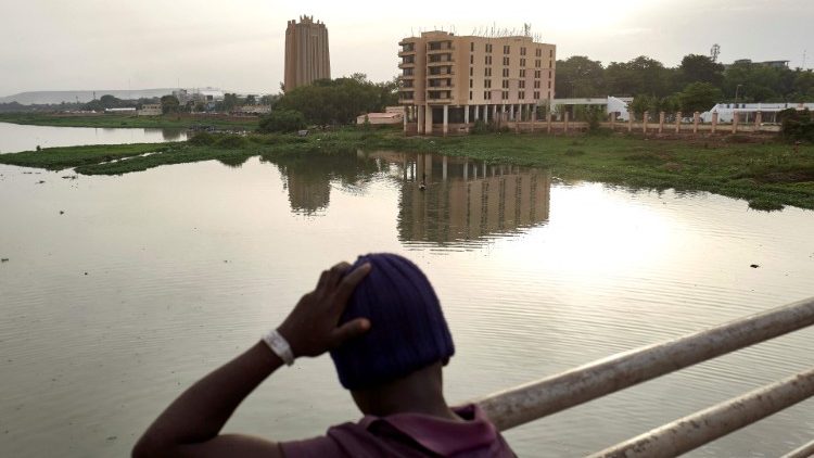 Um menino olha para Bamako a capital do Mali