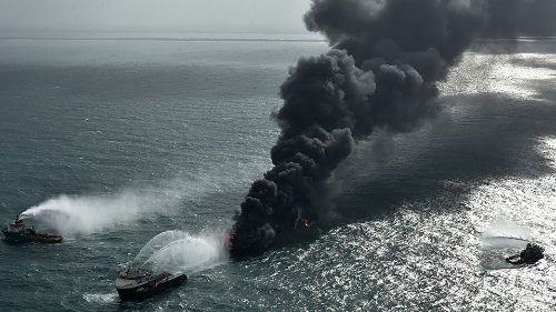 Navio em chamas pode causar desastre ambiental no Oceano Índico
