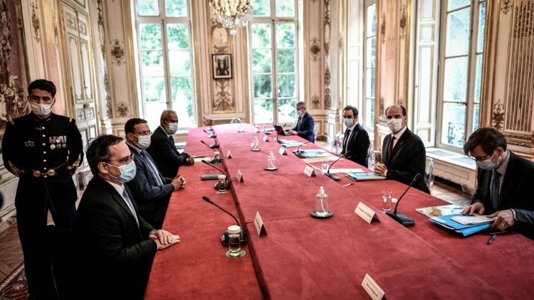 Le gouvernement français a reçu une délégation néo-calédonienne à l'Hôtel de Matignon, le 26 mai 2021. 