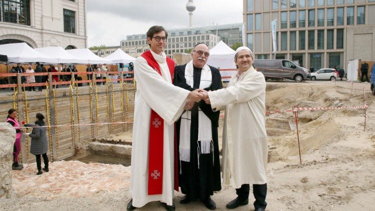 “House of One” в Берлин: пастор Грегор Хохберг, равин Андреас Начама и имам Кадир Санчи. 27.5.2021