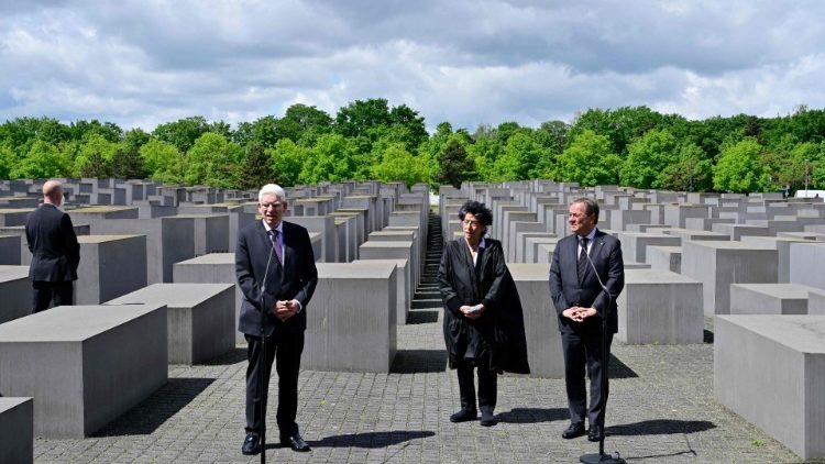 Zu einem Aktionstag gegen Antisemitismus hatte die CDU für den 27. Mai eingeladen: Hier Josef Schuster, Lea Rosh und Armin Laschet am Denkmal für die ermordeten Juden Europas in Berlin