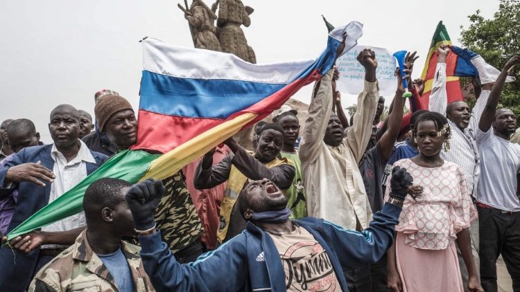 Demonstranten in Bamako schwenken Ende Mai die malische und die russische Flagge